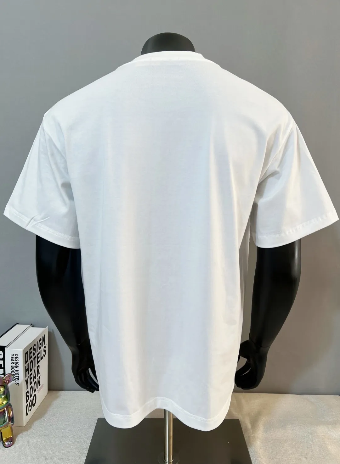 P140 Ralph Lauren 2026ss new spring and summer three-color logo equestrian knight print round-neck short-sleeved T-shirt; new products are available on the official website at the same time; strictly control the size of the LOGO; color matching and color matching; simple, fashionable and low-key connotation; selection of 240g double yarn pure cotton fabric; tight threaded neckline; back body crimping and boning; factory high-temperature anti-shrinkage process; not easy to deform and shrink after washing; essential clothing for three seasons; color: black White, sizes XS-L (can wear up to 200 pounds)